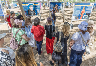 נשות "פורום מנהיגות נשים אזורי" באתר ההנצחה של פסטיבל הנובה (צילום: אלון שפיגל)