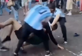 אוהדי ארגנטינה תוקפים (צילום: צילום מסך, טוויטר)