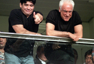 מראדונה והסוכן (צילום: GettyImages)