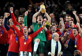איקר קסיאס עם גביע העולם (צילום: GABRIEL BOUYS/AFP via Getty Images)