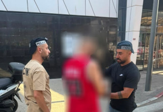 מעצרו של המורה החשוד (צילום: דוברות המשטרה)