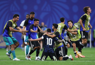 שחקני נבחרת ארגנטינה חוגגים עם מסי (צילום: GettyImages)