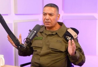דובר צה"ל אפי דפרין בראיון לנדב פרי (צילום: all in podcastim)