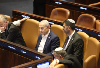 שלמה קרעי, בנימין נתניהו. הצבעת הכנסת על חוק התקשורת (צילום: אבשלום ששוני)