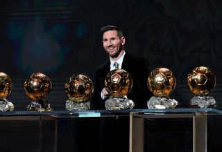 מסי עם כדורי הזהב שלו (צילום: Gettyimages)