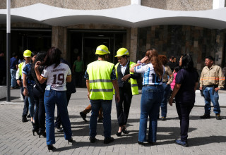 אנשים מתפנים בעקבות רעידת האדמה במקסיקו (צילום: רויטרס)