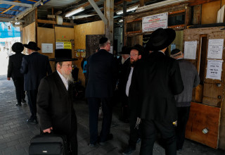 רחוב בבני ברק. למצולמים אין קשר לכתבה (צילום: מיכאל גלעדי פלאש 90)