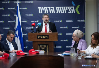 בצלאל סמוטריץ' נואם בישיבת סיעה של הציונות הדתית (צילום: יונתן זינדל פלאש 90)