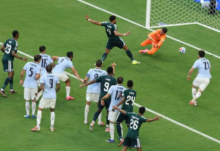 שחקני אורוגוואי וערב הסעודית (צילום: Getty images)