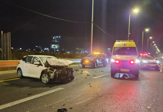צוותי מד"א בזירת התאונה על כביש 20 (צילום: צילום מבצעי מד"א)