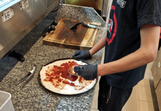 עובדים בסניף "סולו פיצה פאי" (צילום: עודד טיטייבסקי)
