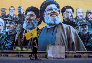 גרפיטי של חיזבאללה בביירות (צילום: REUTERS/Mohamed Azakir)