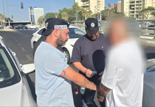 מעצר החשוד בעוקץ הקשיש (צילום: דוברות המשטרה)