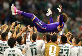 שחקני מקסיקו מניפים את אוצ'ואה (צילום: Gettyimages)