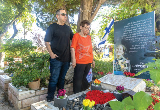 ריואנה ונדב טנדלר על קברה של קרן ז"ל (צילום: יוסי אלוני)