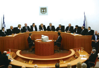 פרידה מאהרן ברק בבית המשפט העליון, 2006 (צילום: פייר תורג'מן, פלאש 90)