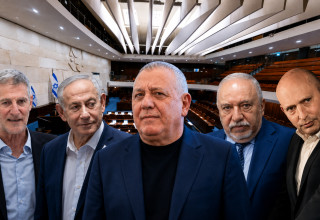 נפתלי בנט, אביגדור ליברמן, גדי איזנקוט, בנימין נתניהו, יאיר גולן על רקע הכנסת (צילום: פלאש 90,שרון לייבל,יונתן זינדל פלאש 90,אוליבייה פיטוסי פלאש 90 ,חיים גולדברג פלאש 90,צפריר אביוב, פלאש 90)