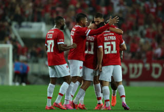 שחקני הפועל תל אביב חוגגים (צילום: אתר רשמי, הפועל תל אביב)