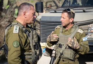 אלוף פיקוד מרכז אבי בלוט לצד הרמטכ"ל (צילום: דובר צה"ל)