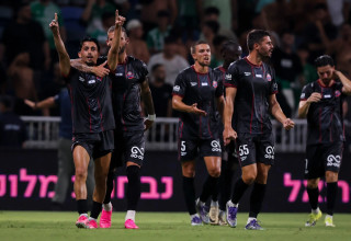 שחקני הפועל חיפה חוגגים עם יעד גונן (משמאל) (צילום: מאור אלקסלסי)