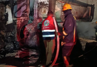כוחות כיבוי פלסטיניים במקום שהוצת על ידי פורעים יהודים (צילום: ללא קרדיט)