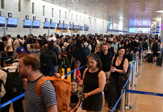 הישראלים מסתערים על נתב"ג (צילום: אבשלום ששוני)