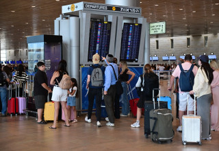הישראלים מסתערים על נתב"ג (צילום: אבשלום ששוני)