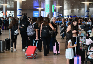 הישראלים מסתערים על נתב"ג (צילום: אבשלום ששוני)