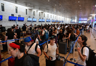 הישראלים מסתערים על נתב"ג (צילום: אבשלום ששוני)
