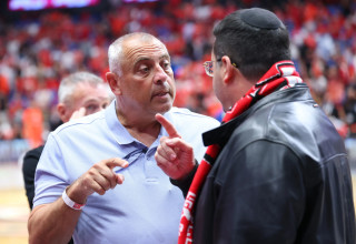 עופר ינאי בעלי הפועל תל אביב ועמוס פרישמן יו"ר איגוד הכדורסל (צילום: אודי ציטיאט)