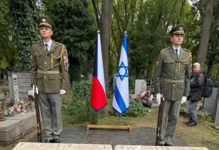  מצבה לזכר הצנחנים חביבה רייק ורפאל רייס (צילום: ללא)