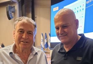 תא"ל(מיל') משה ( צ'יקו) תמיר ואלוף(מיל') עוזי דיין בכנס הניצחון (צילום: אבי חיים)