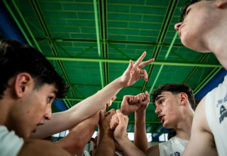 שחקני נבחרת הנוער של ישראל (צילום: אתר רשמי, FIBA)