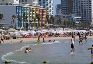 ישראלים בחופי תל אביב, יולי 2026 (צילום: אבשלום ששוני)