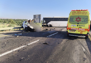 תאונה בין רכב לאוטובוס בכביש 90 (צילום: תיעוד מבצעי מד"א)