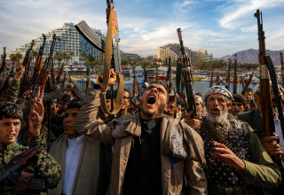 מחבלים על רקע של אילת (צילום: AFP/Getty images,דודו כהן, פלאש 90)