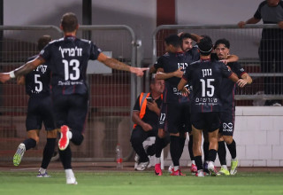 שחקני הפועל חיפה חוגגים מול בני סכנין (צילום: מאור אלקסלסי)