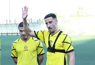 חזיזה מודה לאוהדים (צילום: ברני ארדוב)