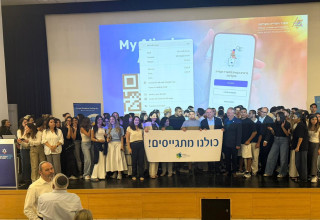 צעירי התפוצות הניפו מול בכירים שלט "כולנו מתגייסים" (צילום: באדיבות "החוויה הישראלית")