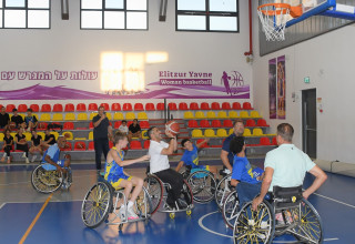 כדורסל על כיסאות גלגלים בבית הספר ביבנה  (צילום: עמרם כהן)