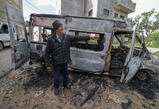 מכונית שרופה בכפר ג'אלוד ב-22 במרץ 2026 (צילום: Getty images)