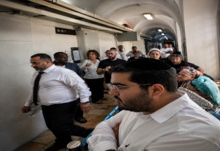 מהומה בבית המשפט לפני הדיון בפרשת רצח בניהו רזי (צילום: צילום מסך)