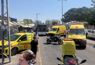 זירת תאונת הדרכים הקשה באשקלון  (צילום: דוברות מד"א)