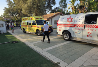 צוותי מד"א בבריכה הציבורית בעומר (צילום: תיעוד מבצעי מד"א)