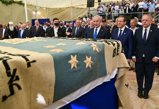 טקס העלאת עצמותיהם של סבו וסבתו של הרצל ז"ל (צילום: קובי גדעון לע"מ)