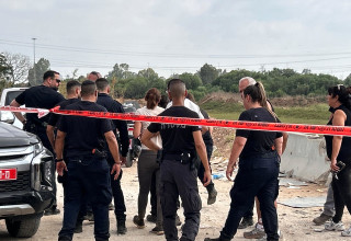 מזירת איתור הגופה בשרון (צילום: אבשלום ששוני)