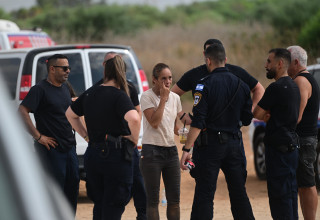 אימו של אלדר דיין בזירת מציאת הגופה (צילום: אבשלום ששוני)