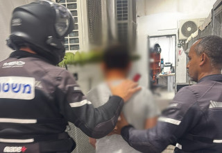 מעצר החשוד באונס בבת ים (צילום: דוברות המשטרה)