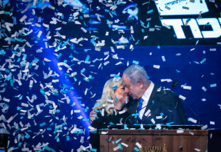 בנימין נתניהו ושרה בערב הניצחון בבחירות בשנת 2020 (צילום: Olivier Fitoussi/Flash90)