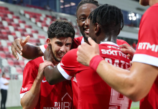 שחקני הפועל תל אביב חוגגים עם רועי אלקוקין (צילום: אודי ציטיאט)